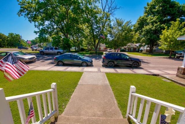 Historic Town Square Bungalow In Heart Of Brighton Atoka Экстерьер фото